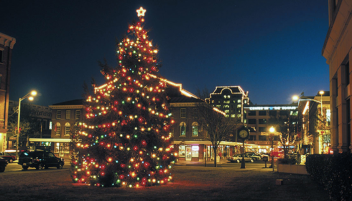 Spend the winter holiday in Roanoke and experience family entertainment. Virginia Tourism Corporation, www.Virginia.org